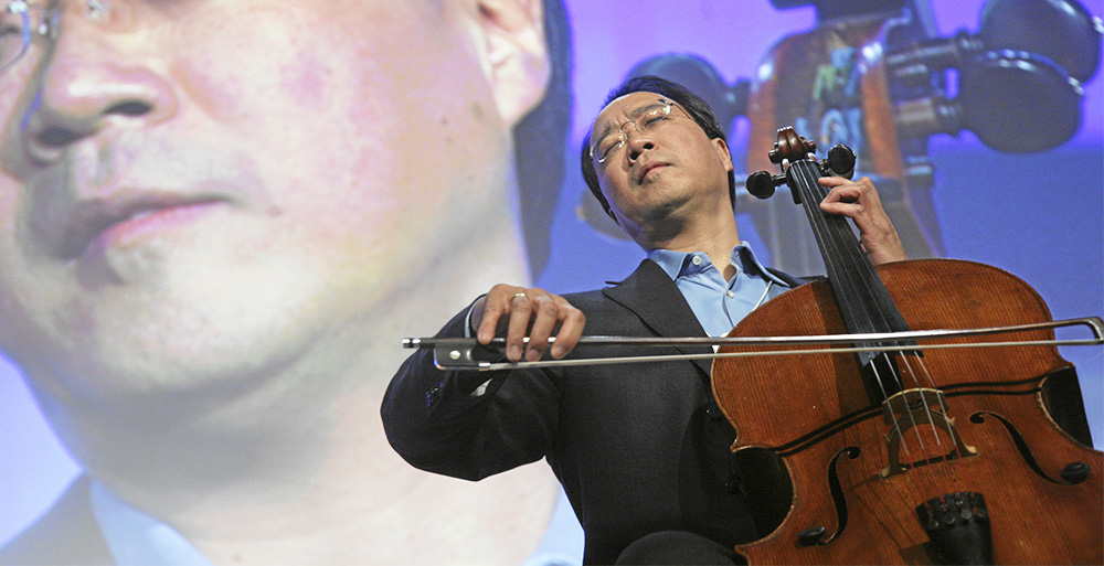Yo-Yo Ma spielt 2008 in Davos Violoncello mit zwei inneren Schlauchbefeuchtern