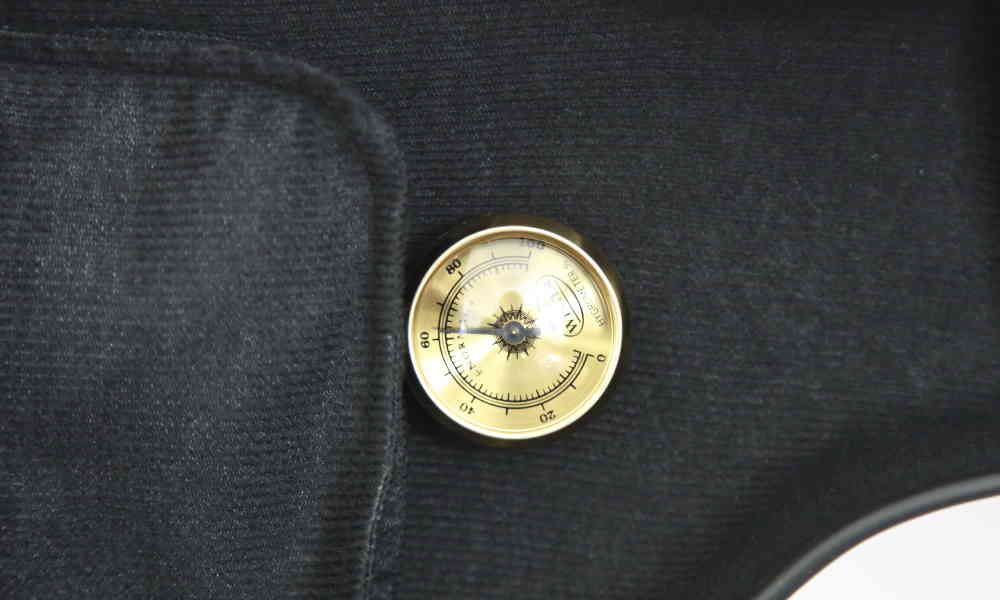 Hygrometer im JW Eastman CE-151 Gitarrenkoffer