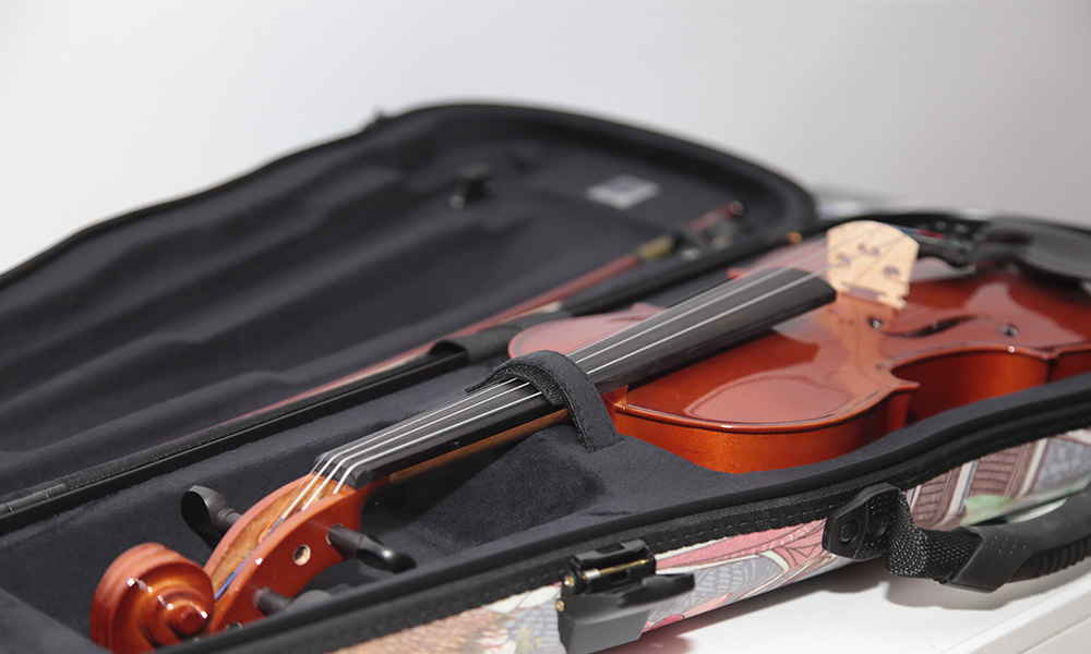 Violine im Koffer mit zusätzlicher Halsfixierung
