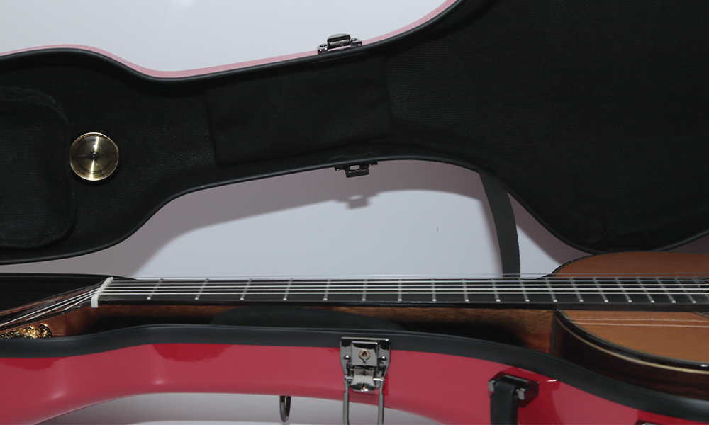 Halsauflage im JW Eastman CE-151 Gitarrenkoffer