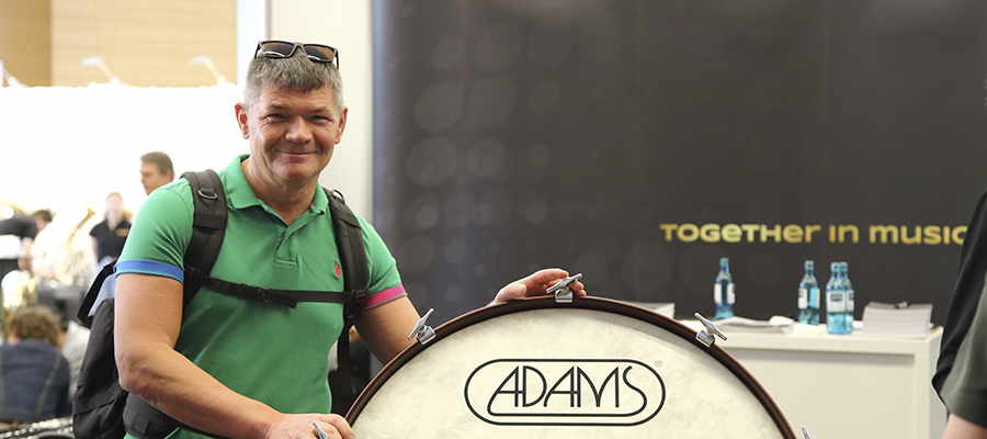 Pavel Dudenkov, Inhaber des Online-Musikfachhandels Elcoda, mit einem professionellen Schlaginstrument von Adams