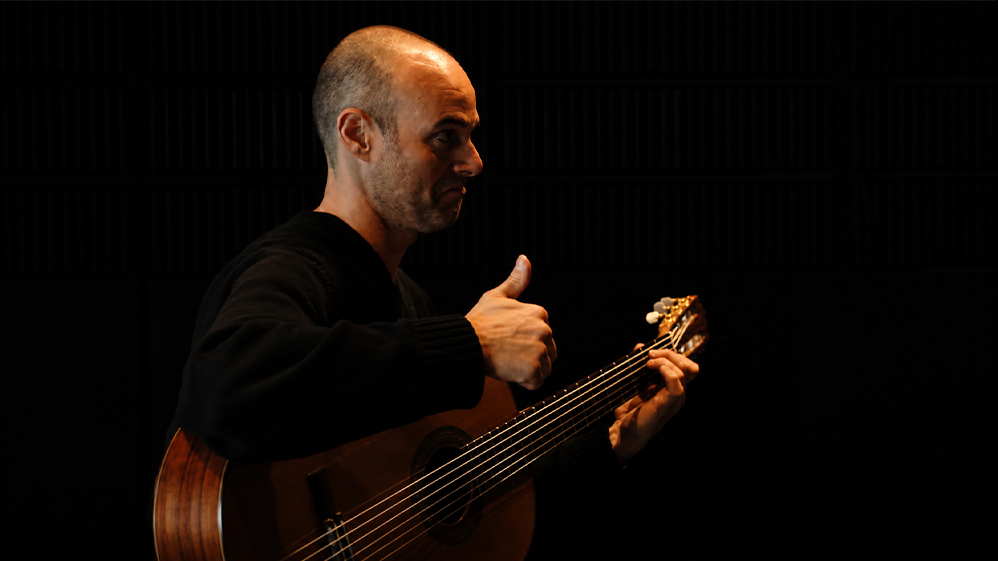 Ricardo Gallén spielt Gitarre mit Knobloch Saiten